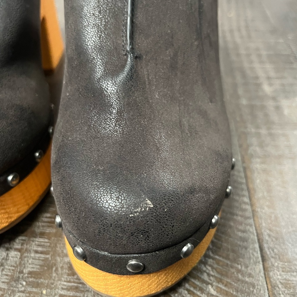 MIA Black and Tan Studded Mules - Picture 5 of 7